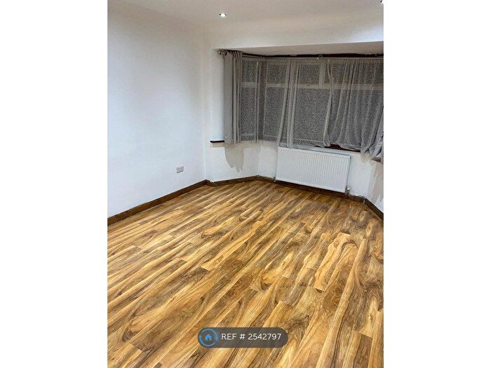 3 Bedroom Flat To Rent In Sheaveshill Avenue, London, NW9