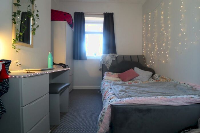 3 Bedroom Flat To Rent In Llanbleddian Gardens, Cathays, CF24