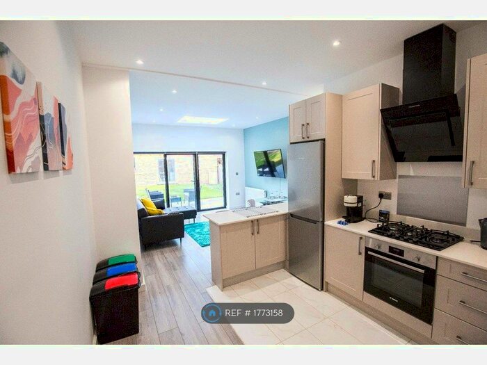 3 Bedroom Flat To Rent In Devonshire Road, London, SW19