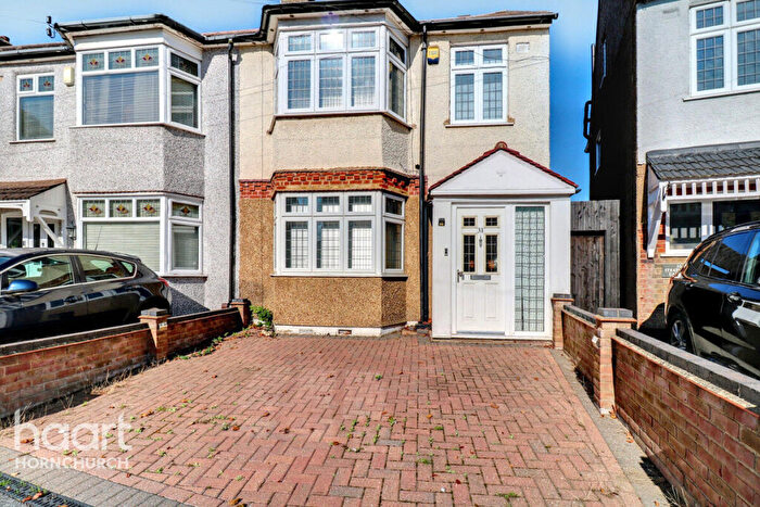 4 Bedroom End Of Terrace House For Sale In Strathmore Gardens, Hornchurch, RM12
