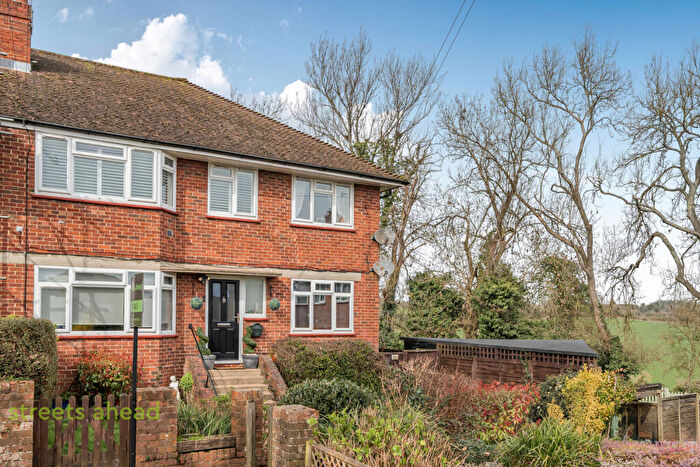 2 Bedroom Apartment For Sale In Maple Way, Coulsdon, Surrey, CR5