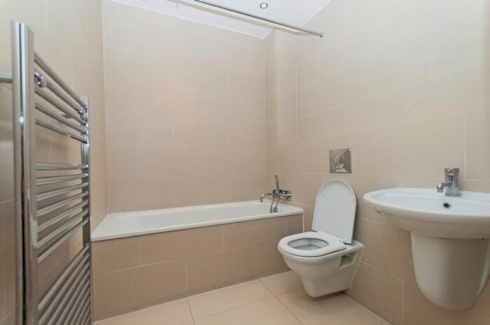 2 Bedroom Flat To Rent In Bourne Hill, London, N13