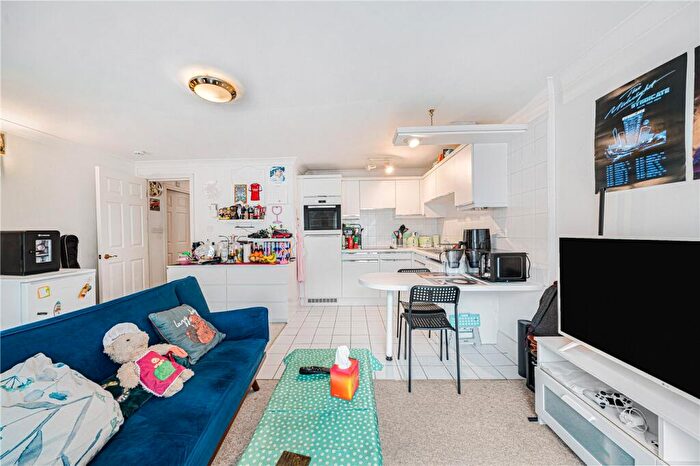 1 Bedroom Apartment For Sale In King & Queen Wharf, Rotherhithe Street, London, SE16 - Photo 7