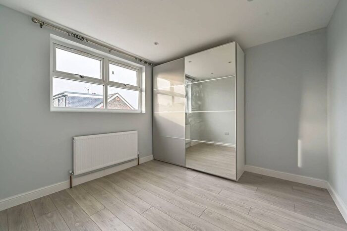 3 Bedroom Flat To Rent In Seely Road, Tooting, London, SW17