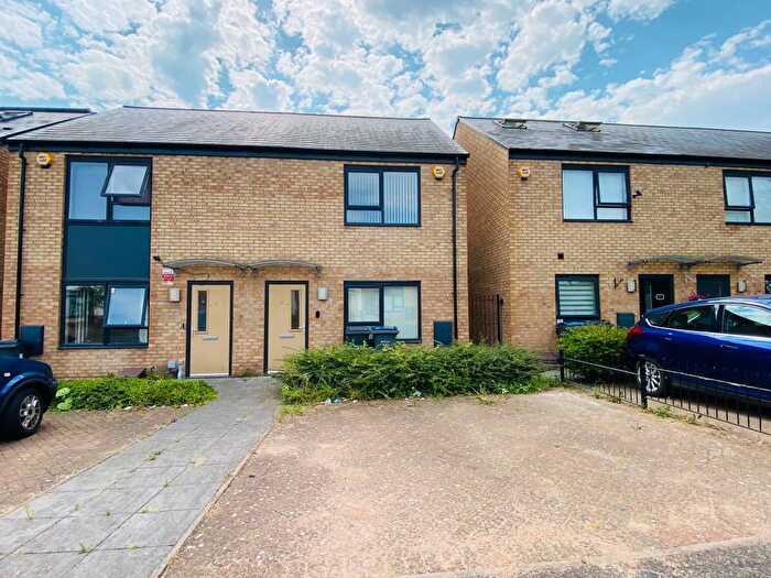 3 Bedroom Semi-Detached House To Rent In Rodway Close, Birmingham, B19