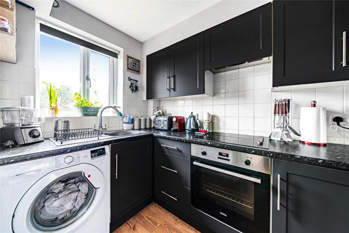 1 Bedroom Maisonette For Sale In Carlton Road, Walton On Thames, Surrey, KT12