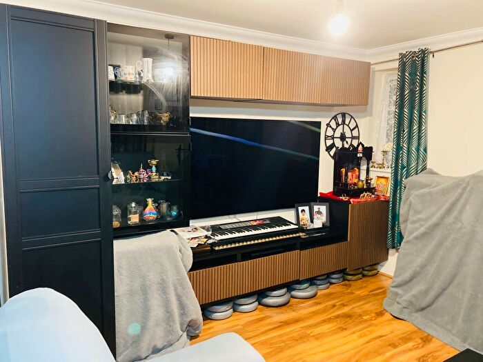 2 Bedroom Flat To Rent In Royal Crescent, Ilford, IG2