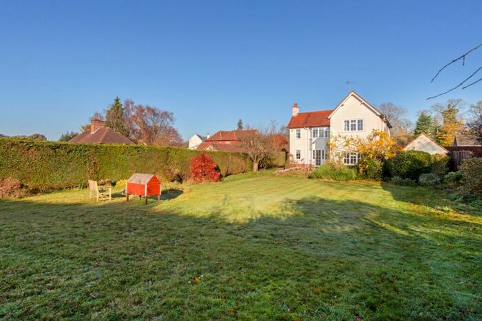 4 Bedroom Cottage To Rent In School Hill Seale, GU10