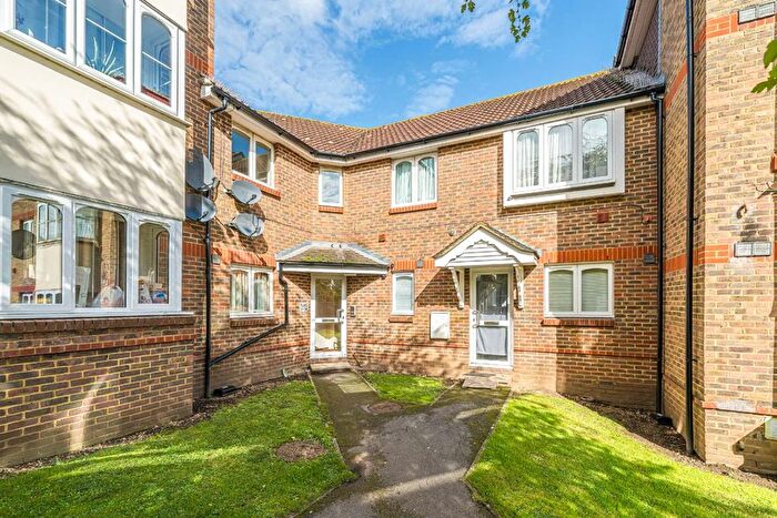 2 Bedroom Flat For Sale In Stirling Grove, Hounslow, TW3
