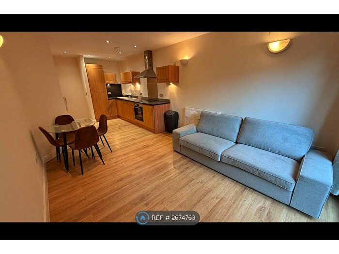 2 Bedroom Flat To Rent In Lake House, Manchester, M15