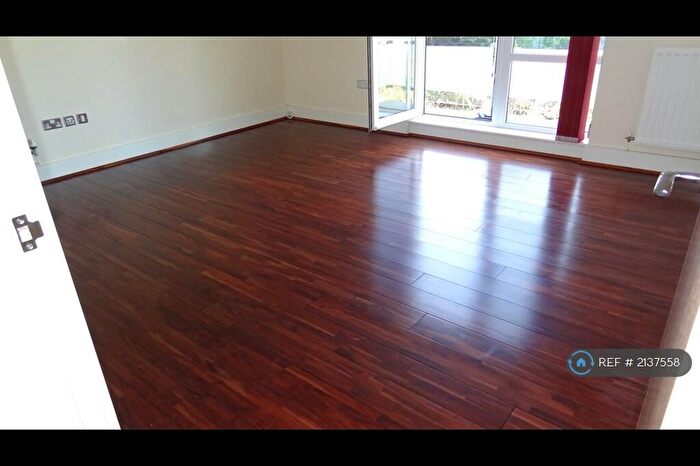 2 Bedroom Flat To Rent In Imber Cross, Thames Ditton, KT7