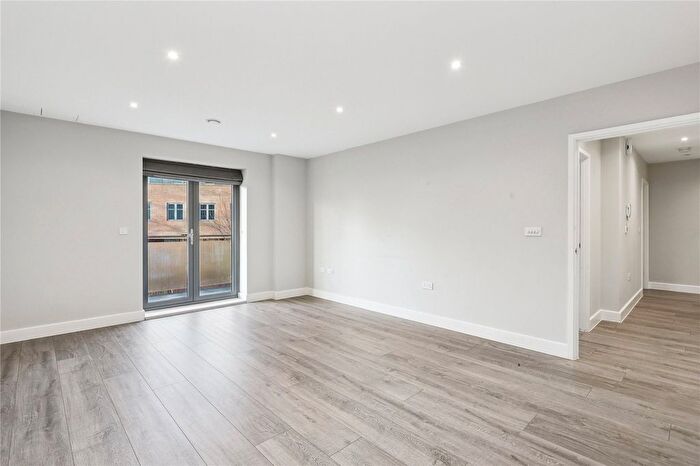 Studio To Rent In Queens Road, Weybridge, Surrey, KT13