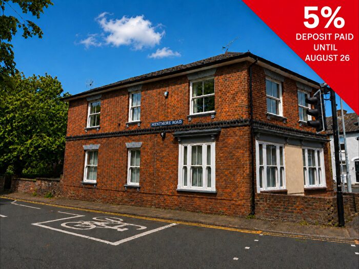 2 Bedroom Flat For Sale In Wing Road, Leighton Buzzard, Bedfordshire, LU7