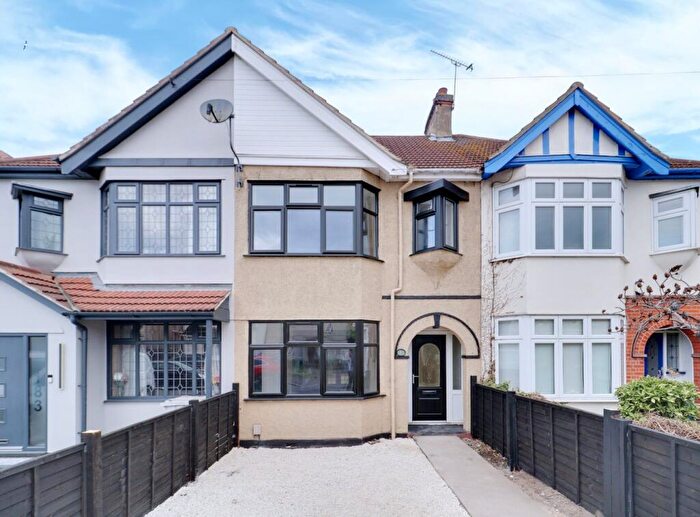 3 Bedroom Terraced House For Sale In Upminster Road South, Rainham, RM13