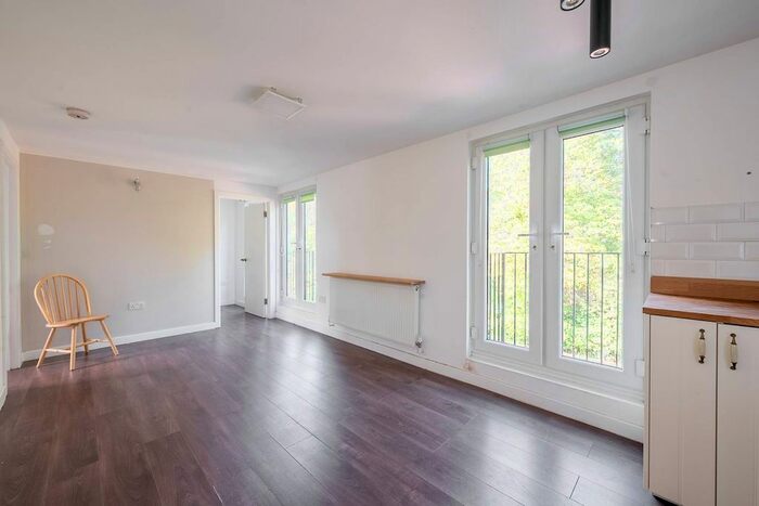 2 Bedroom Flat To Rent In Roehampton Vale, Putney, London, SW15