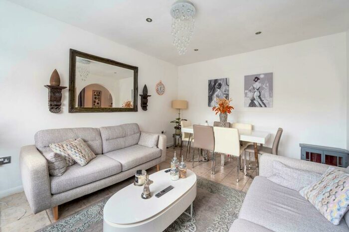 2 Bedroom Maisonette To Rent In Abercorn Road, Mill Hill East, London, NW7