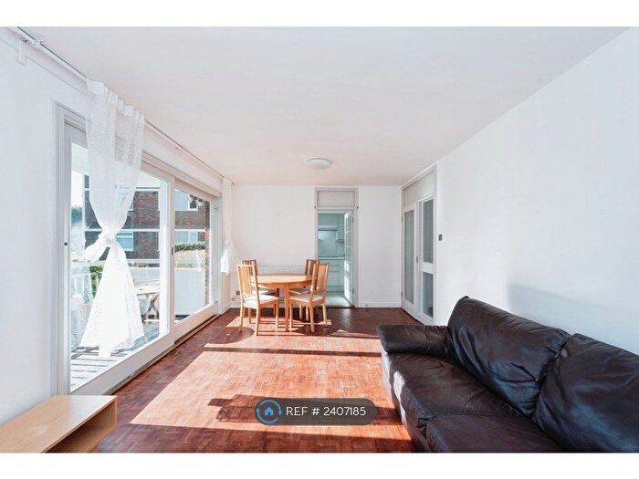 2 Bedroom Flat To Rent In Courtlands, Richmond, TW10