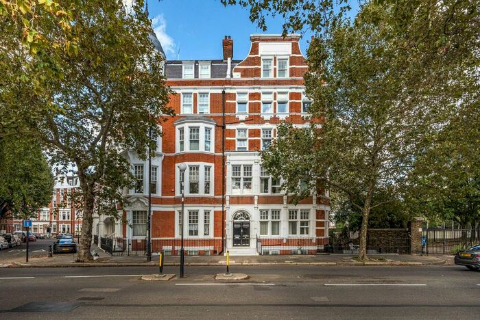 3 Bedroom Maisonette To Rent In Embankment Gardens, Chelsea, London, SW3