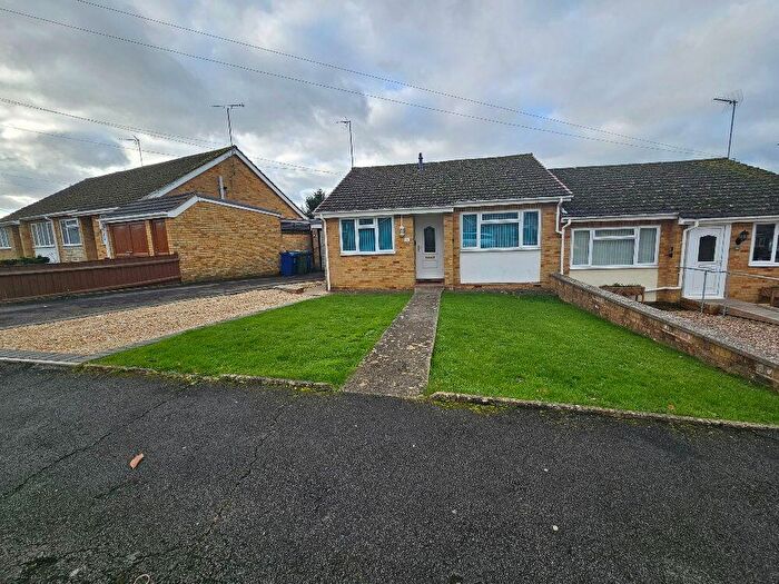 2 Bedroom Semi Detached House To Rent In Wesley Drive, Banbury, OX16