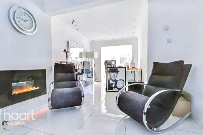 3 Bedroom Terraced House For Sale In Passingham Avenue, Billericay, CM11