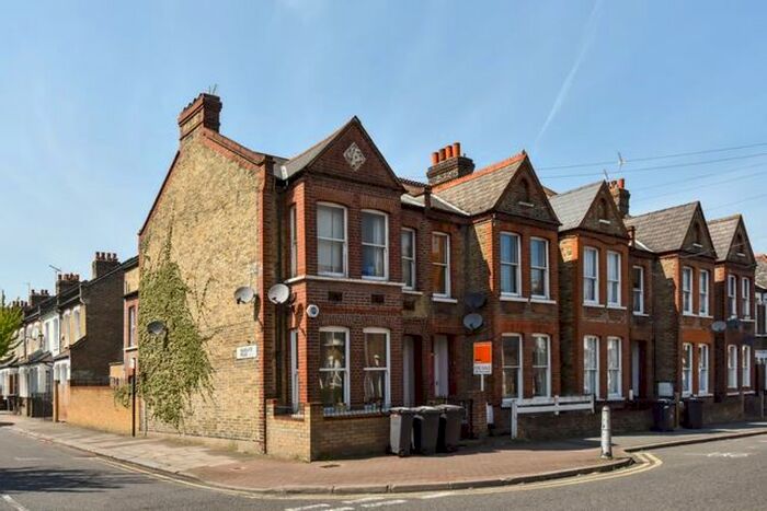 3 Bedroom Flat To Rent In Strathleven Road, London, SW2
