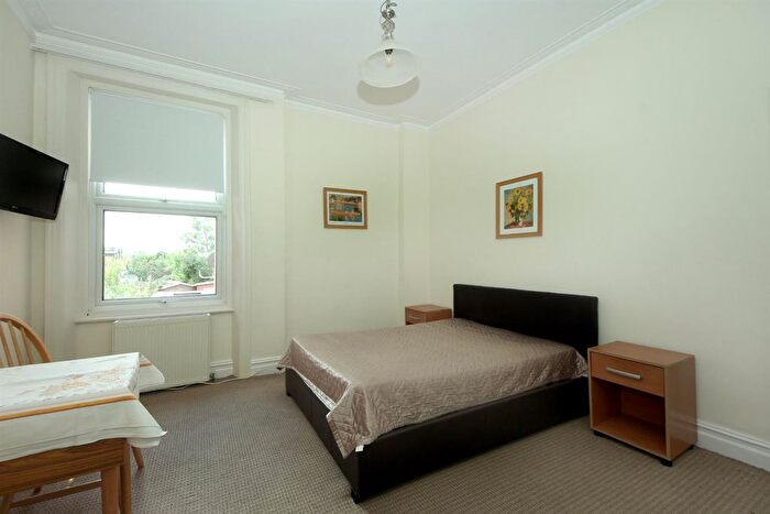 Studio To Rent In Uxbridge Rd, W3