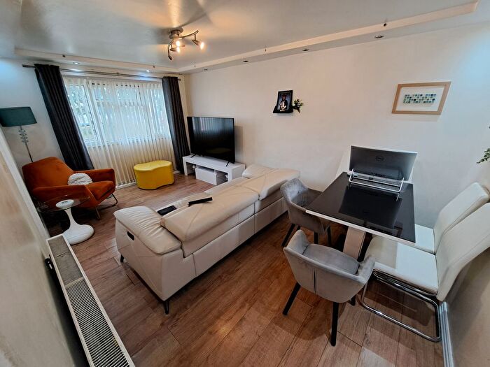 2 Bedroom Flat To Rent In Hawkshead Walk, Bradford, BD5