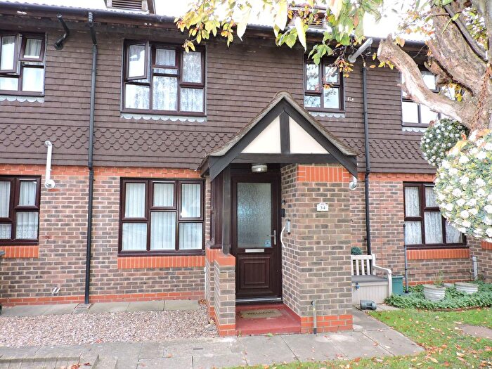 1 Bedroom Maisonette For Sale In Gooding Close, New Malden, KT3