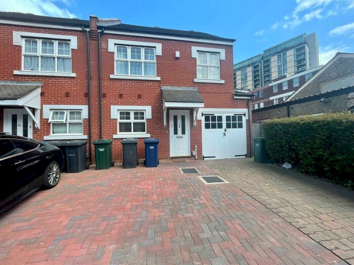 4 Bedroom Semi-Detached House To Rent In Dale Grove, North Finchley, N12