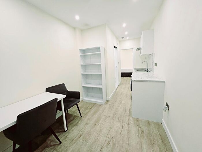 Studio To Rent In Heathfield Gardens, London, NW11