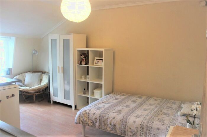 Studio To Rent In Queesnborough Terrace, Bayswater, W2