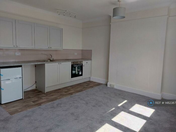 Studio To Rent In Tring Road, Aylesbury, HP20