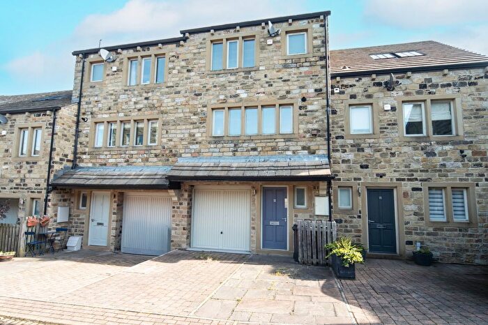 3 Bedroom Town House To Rent In Soughgate Fold, Honley, HD9