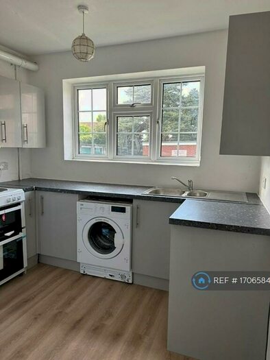 2 Bedroom Flat To Rent In Queens Keep, Camberley, GU15
