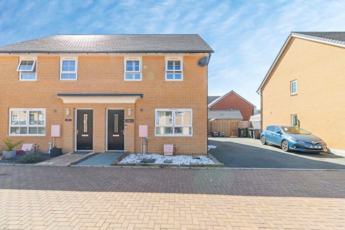 3 Bedroom Semi-Detached House For Sale In Sheppard Grove, Eagle Farm South, Milton Keynes, Buckinghamshire, MK17