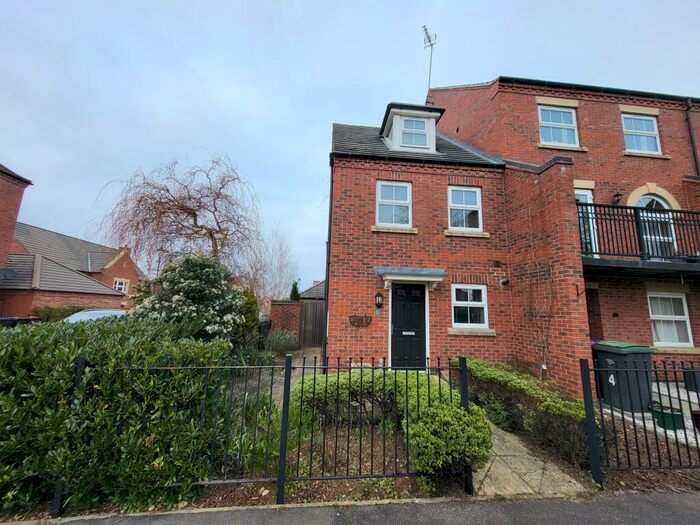 3 Bedroom Town House To Rent In Kinross Road, Greylees, NG34