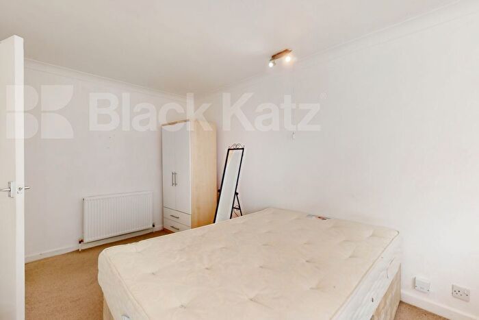 1 Bedroom Flat To Rent In Minford Gardens, Shepherds Bush, W14