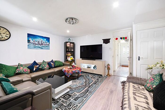 3 Bedroom Terraced House For Sale In Hexham Road, Reading, Berkshire, RG2