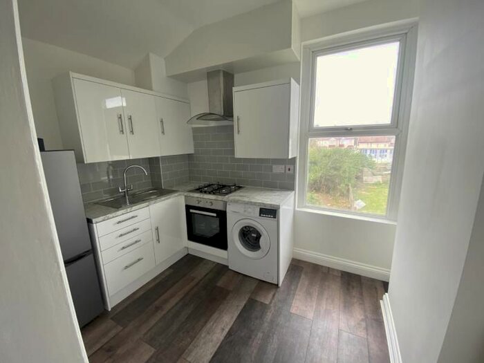 3 Bedroom Flat To Rent In Heathview Road, Thornton Heath, CR7