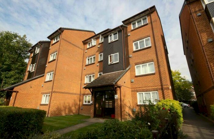 1 Bedroom Flat To Rent In Saxon Close, Surbiton, KT6