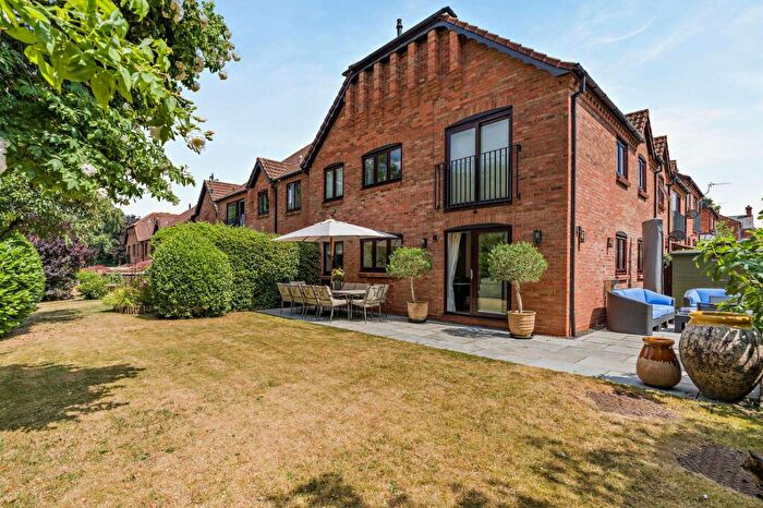 2 Bedroom Flat For Sale In Woodfield, Belbroughton, DY9