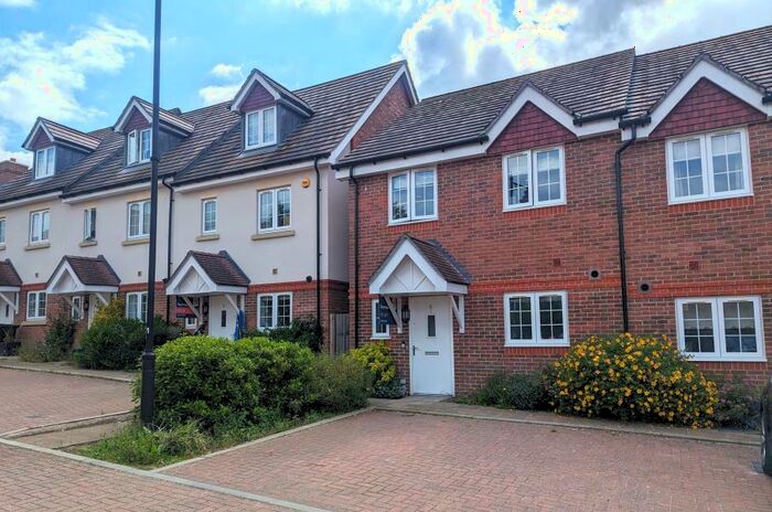 4 Bedroom Semi-Detached House To Rent In Knaphill, GU21