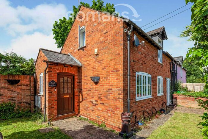 2 Bedroom Cottage To Rent In Bath Road, SL6