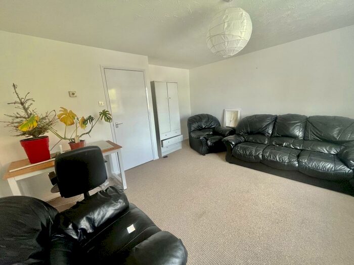 3 Bedroom House To Rent In Harlinger Street, SE18