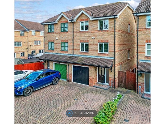 4 Bedroom Semi-Detached House To Rent In Bell-Reeves Close, Stanford-Le-Hope, SS17