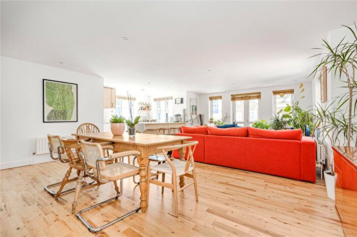 2 Bedroom Flat For Sale In Sherwood Court, Chatfield Road, SW11