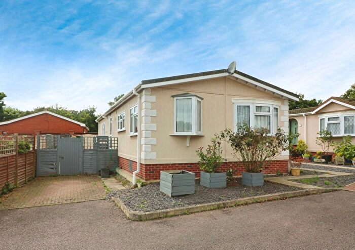 3 Bedroom Mobile/park Home For Sale In Danesbury Park Road, Welwyn, AL6