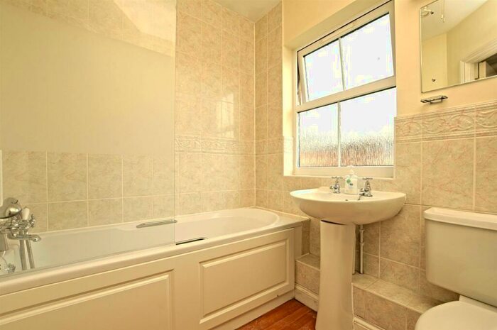 3 Bedroom Flat To Rent In Venneit Close, OX1