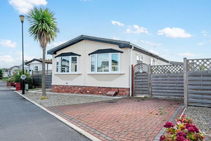 2 Bedroom Mobile/park Home For Sale In Lilac Avenue, Acaster Malbis, York, YO23