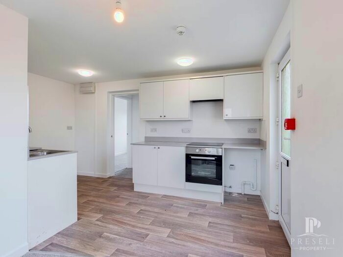 2 Bedroom Flat To Rent In Broadmoor, Kilgetty, SA68